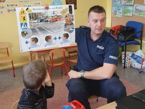 Dzielnicowy gościł u przedszkolaków w ramach akcji „Bezpieczna droga do szkoły”