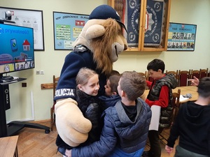 Trzecioklasiści odwiedzili siedzibę ząbkowickiej policji