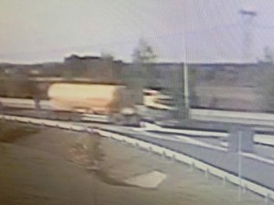 Policjanci poszukują kierowcy ciągnika siodłowego koloru czarnego z żółtą naczepą cysterną-silosem, który brał udział w wypadku drogowym na AOW (7.10.2022r), gdzie zginął kierujący oplem - [FOTO]