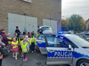dzieci oglądają radiowóz wraz z policjantami