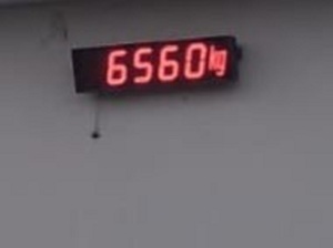 czerwony napis 6560 kg