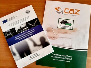 2 broszury, urząd pracy i handel ludźmi