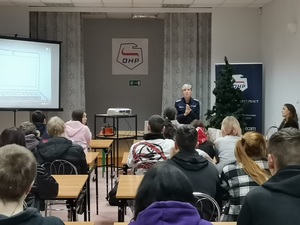 Policjanci rozmawiali z młodzieżą  o odpowiedzialności karnej nieletnich
