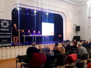Debata społeczna z udziałem policjantów powiatu ząbkowickiego na temat bezpieczeństwa