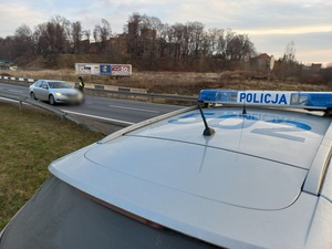 radiowóz i policjanci