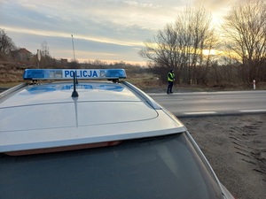 radiowóz i policjanci