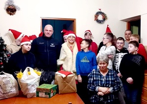Wspólna pomoc młodzieży z policją dla wychowanków Domu Pomocy Społecznej w Opolnicy