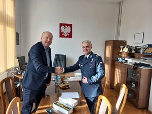 Przekazanie nowego alkomatu dla policjantów z powiatu ząbkowickiego
