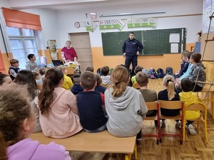 policjant na rozmowie w szkole z dziećmi i młodzieżą, w klasie