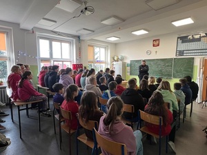 policjant na rozmowie w szkole z dziećmi i młodzieżą, w klasie