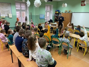 By na feriach było bezpieczne-cykl spotkań w szkołach z ząbkowickimi policjantami