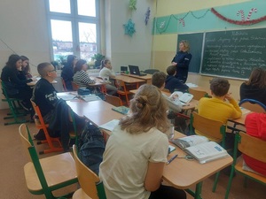 Policja o uzależnieniach i cyberzagrożeniach nie tylko z uczniami ale i nauczycielami