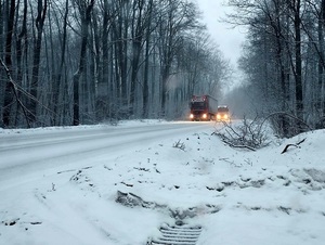 trudne zimowe warunki drogowe, zaśnieżona droga, stojące pojazdy