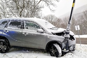 trudne zimowe warunki drogowe, zaśnieżona droga, stojące pojazdy