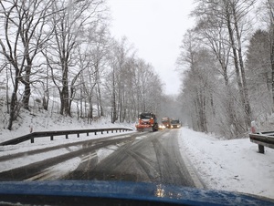 trudne zimowe warunki drogowe, zaśnieżona droga, stojące pojazdy