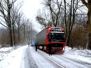 trudne zimowe warunki drogowe, zaśnieżona droga, stojące pojazdy