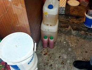 pomieszczenie w którym na podłodze koloru ciemnego stoją plastikowe pojemniki