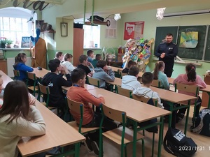 spotkanie policjantów z dziećmi w szkole