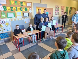 spotkanie policjantów z dziećmi w szkole