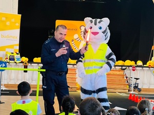spotkanie policjanta z dziećmi, miasteczko policyjne