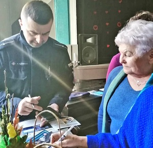 policjant umundurowany oraz kobieta w niebieskiej bluzce