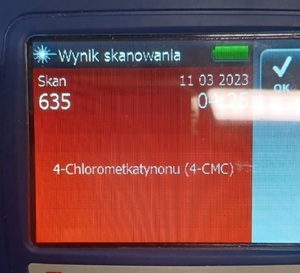 urządzenie, wynik skanowania na czerwonym ekranie 4-chlorometykanon