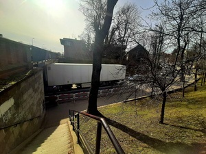 zablokowany pojazd ciężarowy pod wiaduktem