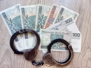pieniądze w kwocie 800 zł i kajdanki