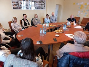 Jak uniknąć oszustwa-spotkanie policjantów z pracownikami banku