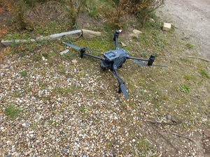dron stojący na trawniku