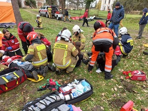 straż pożarna i ratownicy opatrują osoby cywilne przy namiotach