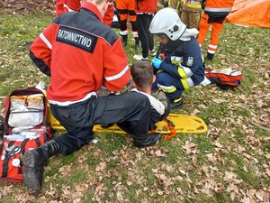 straż pożarna i ratownicy opatrują osoby cywilne przy namiotach