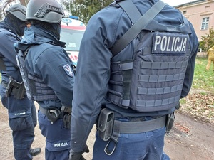 umundurowani policjanci w kaskach i kamizelkach kuloodpornych