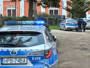 radiowozy stojące przy budynku
