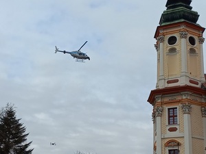 helikopter na niebie przy wieży, dzień