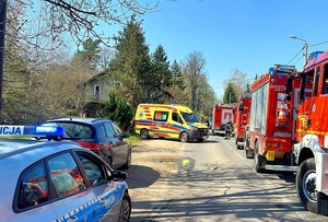 droga utwardzana, po bokach wozy straży pożarnej i radiowóz