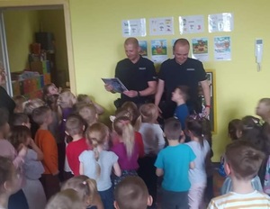 2 umundurowanych policjantów wśród dzieci