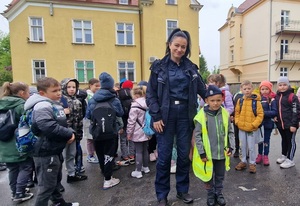 Uczniowie szkoły podstawowej z wizytą na komendzie