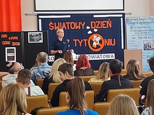 Policja o konsekwencjach prawnych palenia papierosów na konferencji powiatowej o szkodliwości palenia