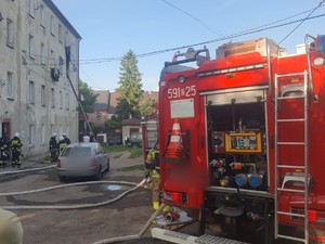 Leżał nietrzeźwy pod sklepem kiedy w jego mieszkaniu wybuchł pożar