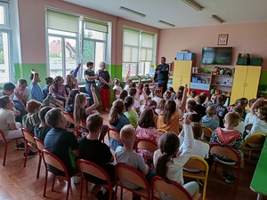 Spotkania policjantów z dziećmi i młodzieżą przed wakacjami