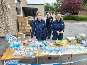 policjantki przy stole z ulotkami informacyjnymi