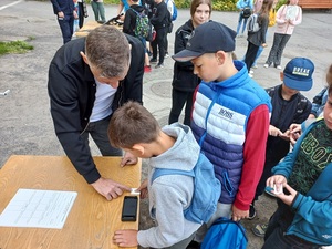 dzieci i młodzież na placu z policjantami