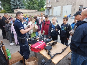 dzieci i młodzież na placu z policjantami