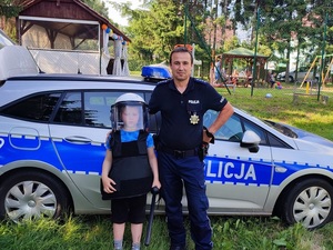 spotkanie policjantów z dziećmi przy radiowozie