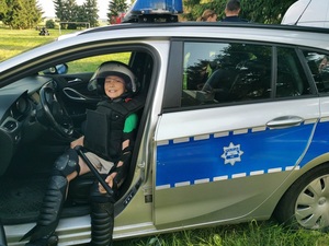 dziecko w radiowozie