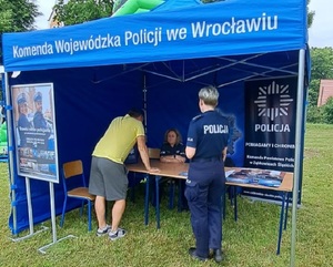 policjanci rozmawiają z osobami zainteresowanymi praca w polciji