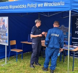 policjantka rozmawia z osobą zainteresowaną pracą w policji, strażakiem
