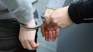 Wybił szybę w drzwiach. Był poszukiwany