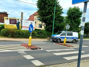 Potrącenie 2 nastoletnich pieszych na pasach. Policjanci przypominają o zachowaniu szczególnej ostrożności
